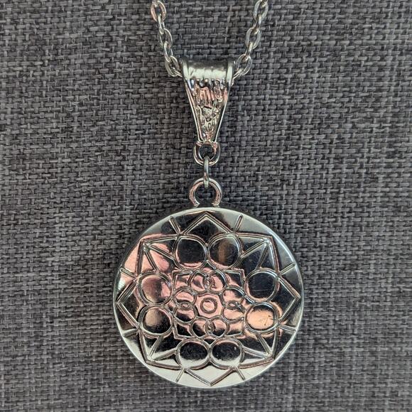 Floral Boho Natural Silver Tone Filigree Essential Oil Locket Pendant Necklace - Picture 3 of 4